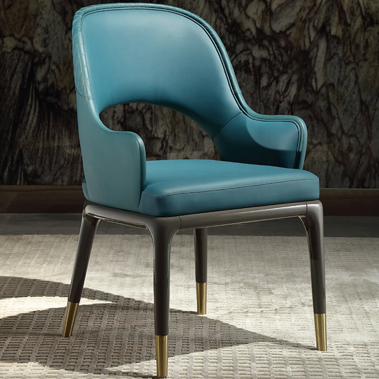 Эргономичный обеденный стул MIVICA из кожи, латуни и красного дерева ST38278-32