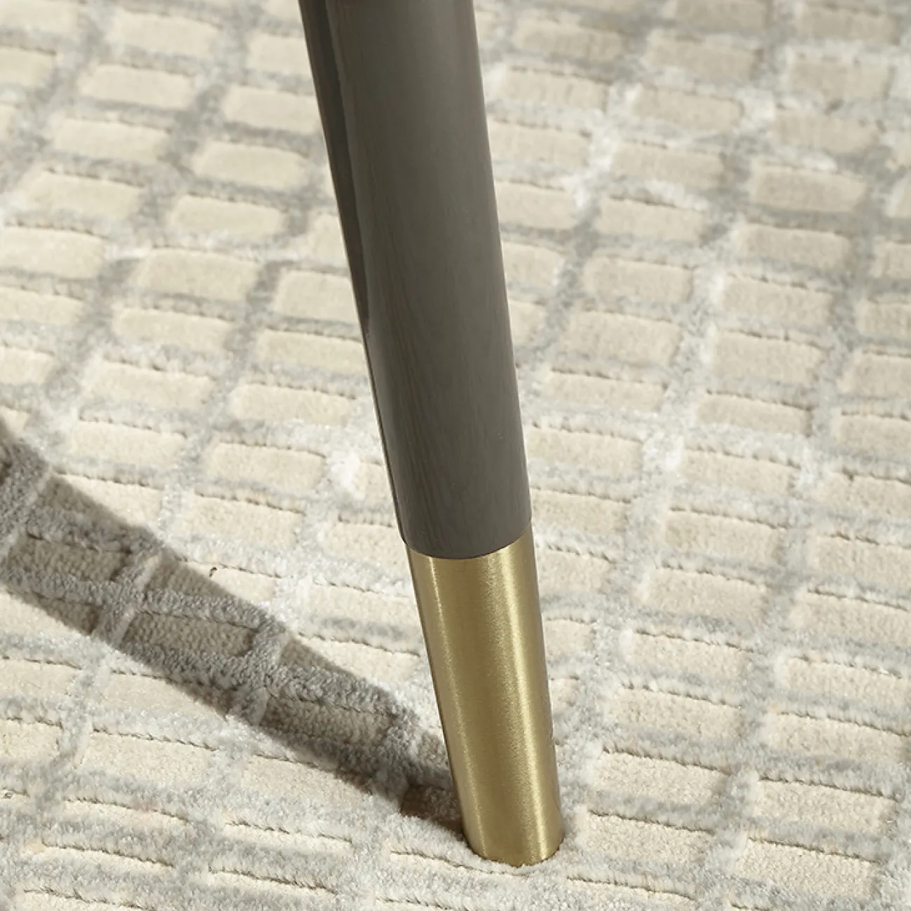 Эргономичный обеденный стул MIVICA из кожи, латуни и красного дерева ST38278-32