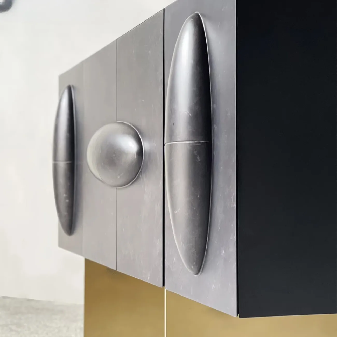 Дизайнерский Сервант в виде Кошачьего Глаза Yanshe от LaLume Дизайнерский Сервант в виде Кошачьего Глаза Yanshe от LaLume