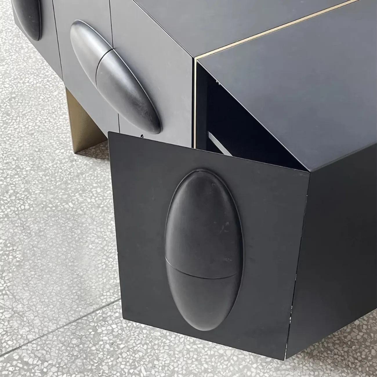 Дизайнерский Сервант в виде Кошачьего Глаза Yanshe от LaLume Дизайнерский Сервант в виде Кошачьего Глаза Yanshe от LaLume