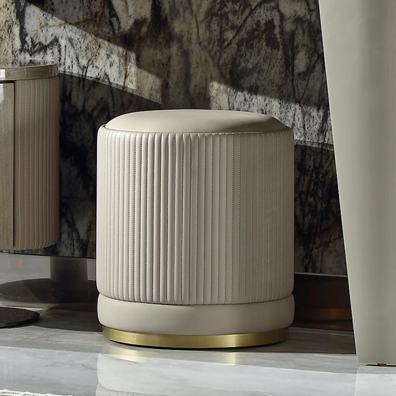 Мягкий табурет MIVICA из кожи и красного дерева TB38296-32