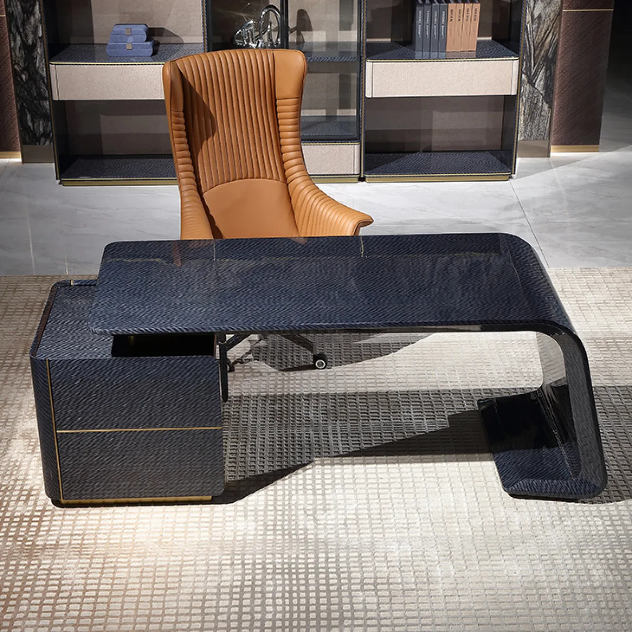 Кожаное офисное кресло MIVICA с эргономичной спинкой OS38300-32 Кожаное офисное кресло MIVICA с эргономичной спинкой OS38300-32