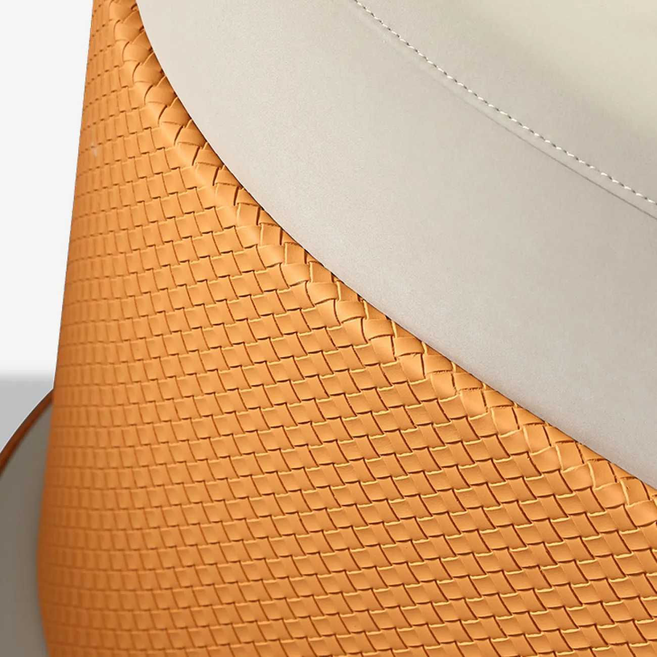 Стильное кожаное кресло MIVICA эргономичной формы KR38309-32 Стильное кожаное кресло MIVICA эргономичной формы KR38309-32