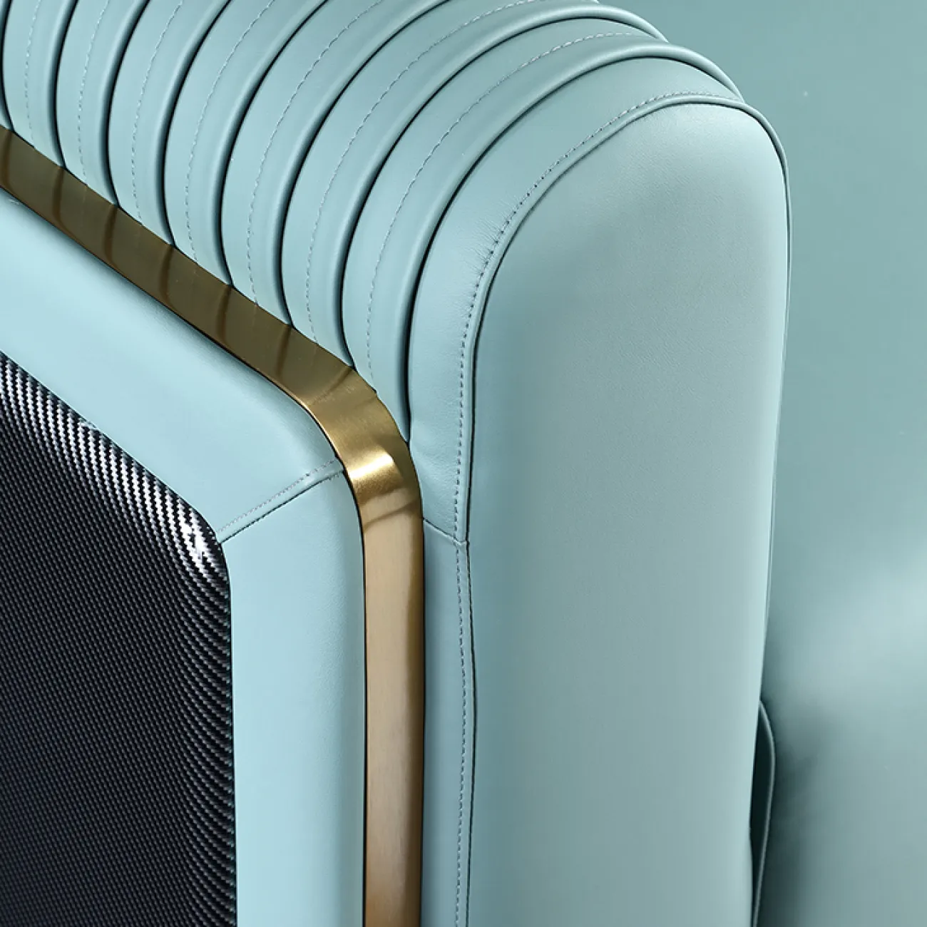 Комфортабельное кожаное кресло MIVICA эргономичной формы KR38332-32 Комфортабельное кожаное кресло MIVICA эргономичной формы KR38332-32