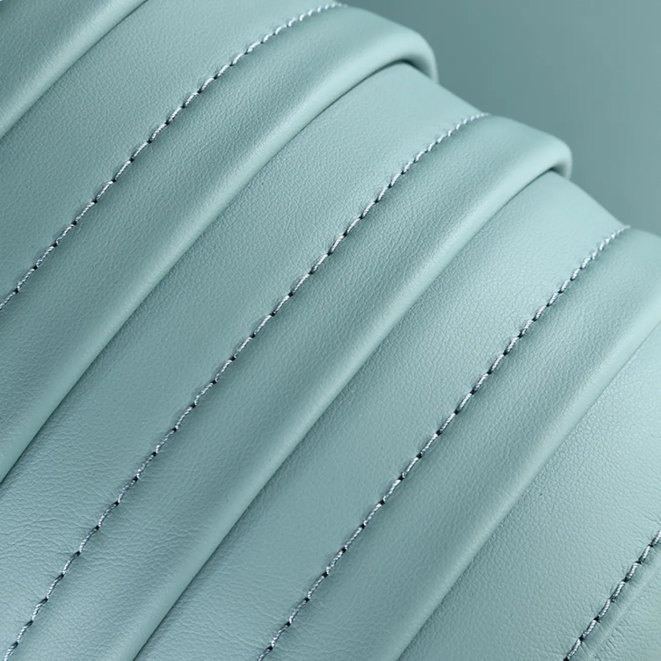 Комфортабельное кожаное кресло MIVICA эргономичной формы KR38332-32 Комфортабельное кожаное кресло MIVICA эргономичной формы KR38332-32