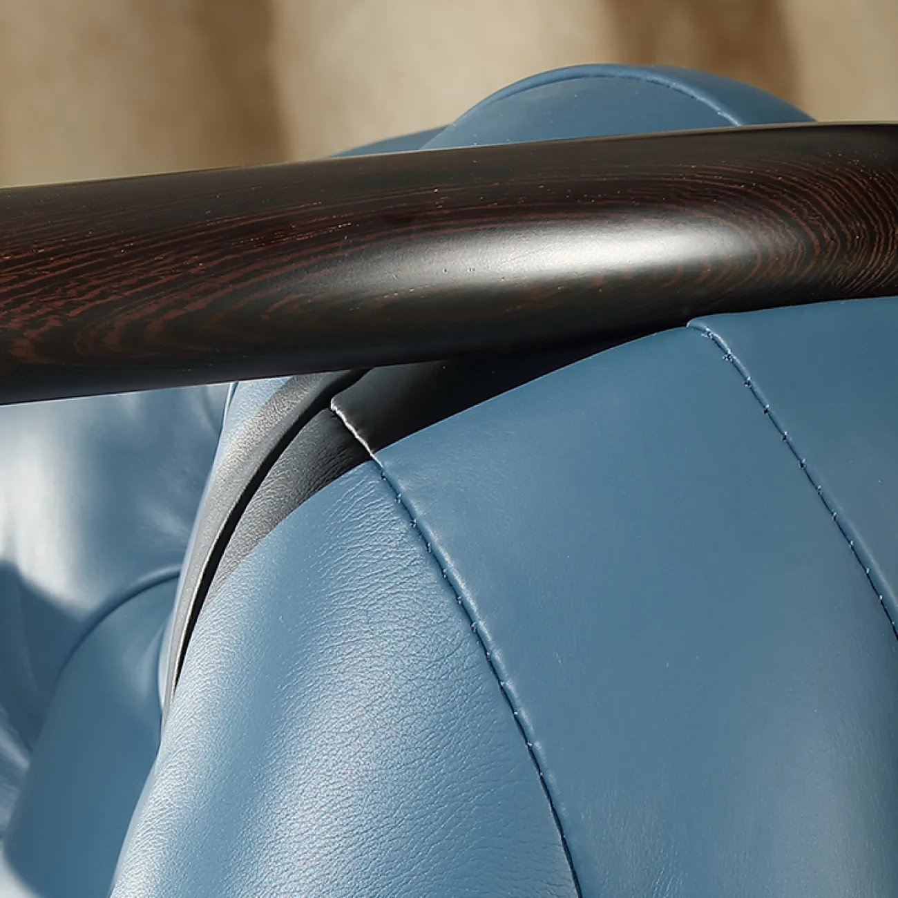 Эксклюзивное кресло MIVICA  из натуральной кожи и чёрного дерева KR38396-32