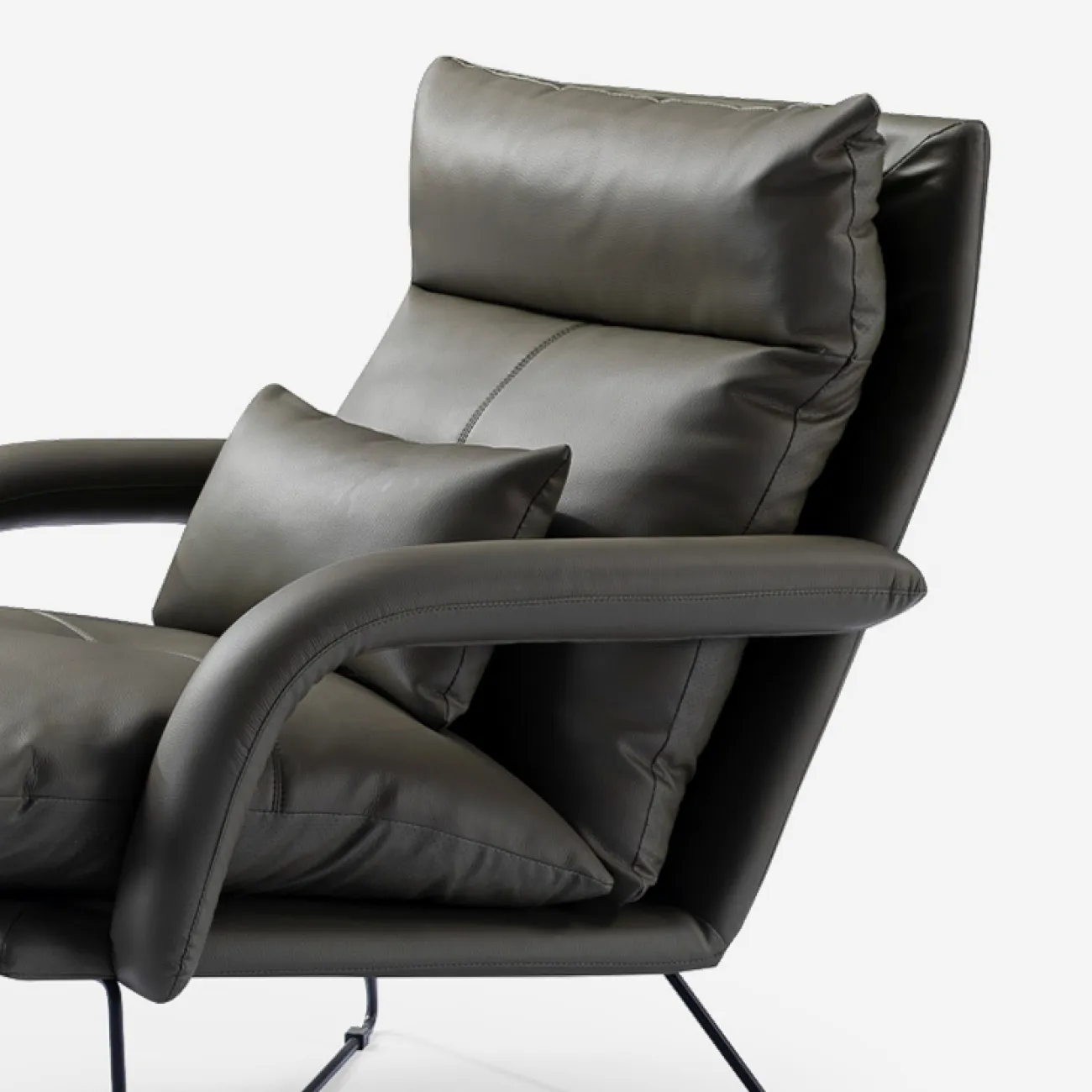 Кожаное кресло с подставкой под ноги Camille от MIVICA с основанием из углеродной стали KR38402-32