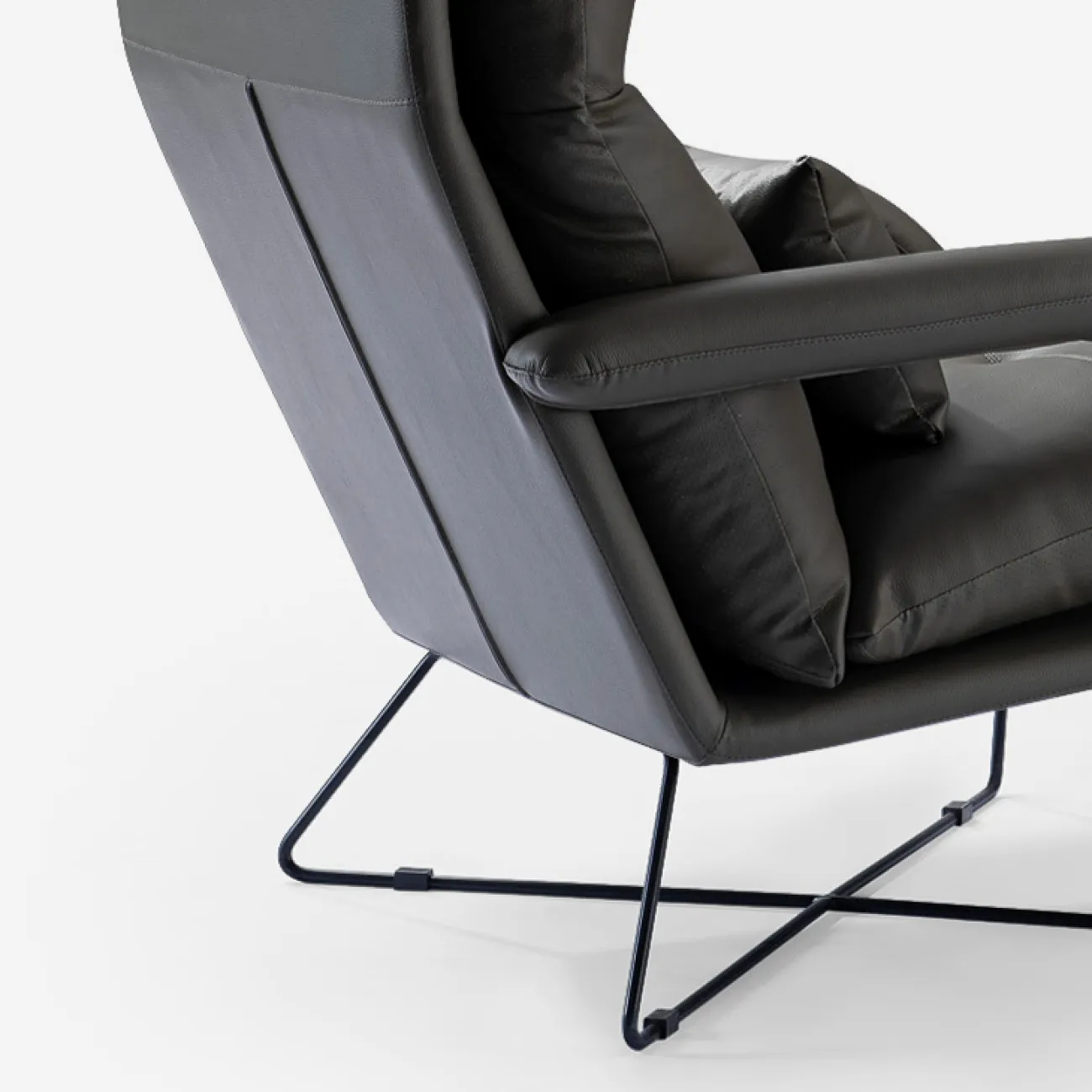 Кожаное кресло с подставкой под ноги Camille от MIVICA с основанием из углеродной стали KR38402-32