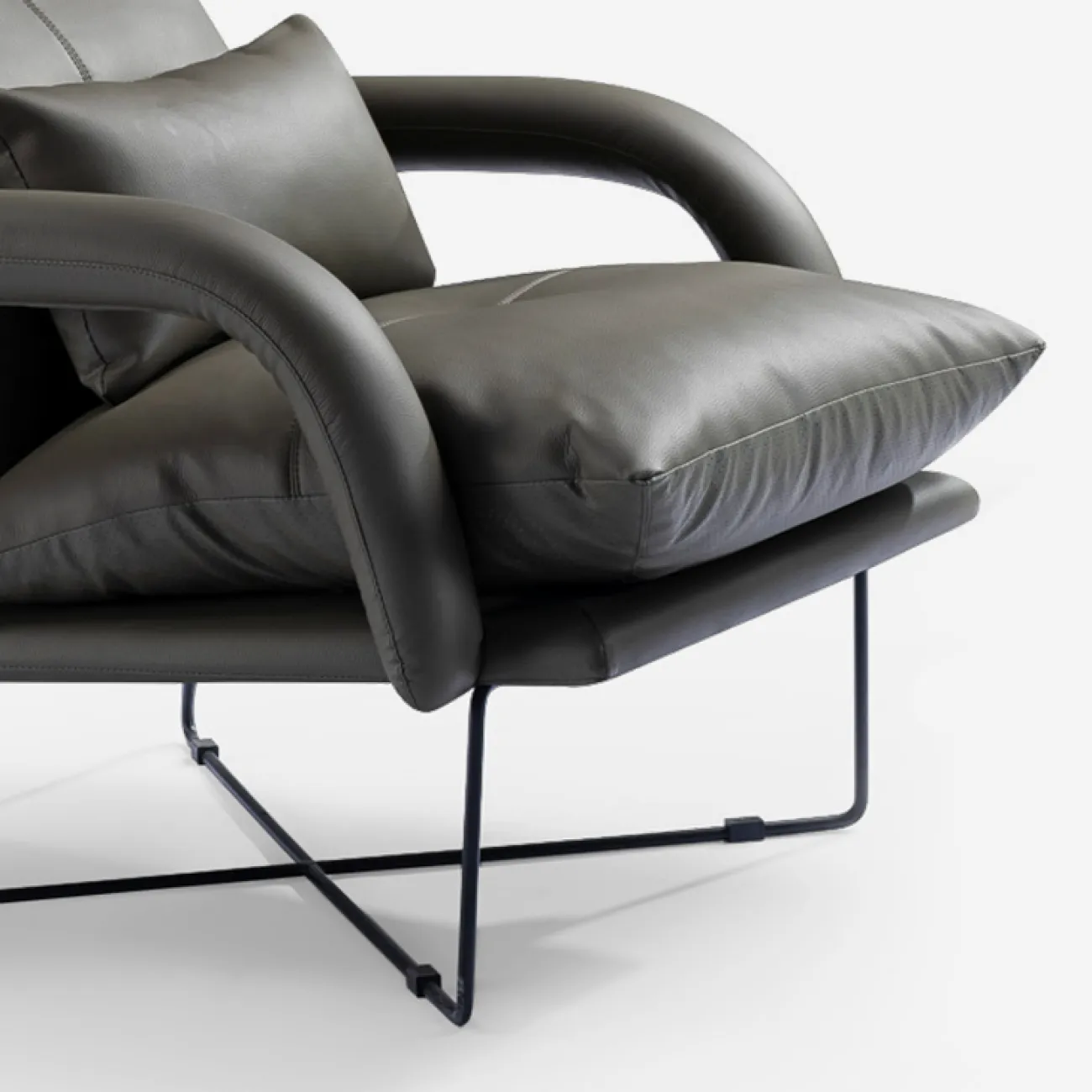 Кожаное кресло с подставкой под ноги Camille от MIVICA с основанием из углеродной стали KR38402-32