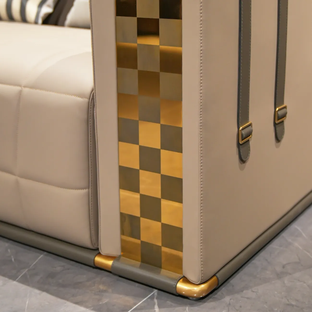 Дизайнерский диван Callum от MIVICA из натуральной воловьей кожи DV38406-32 Дизайнерский диван Callum от MIVICA из натуральной воловьей кожи DV38406-32