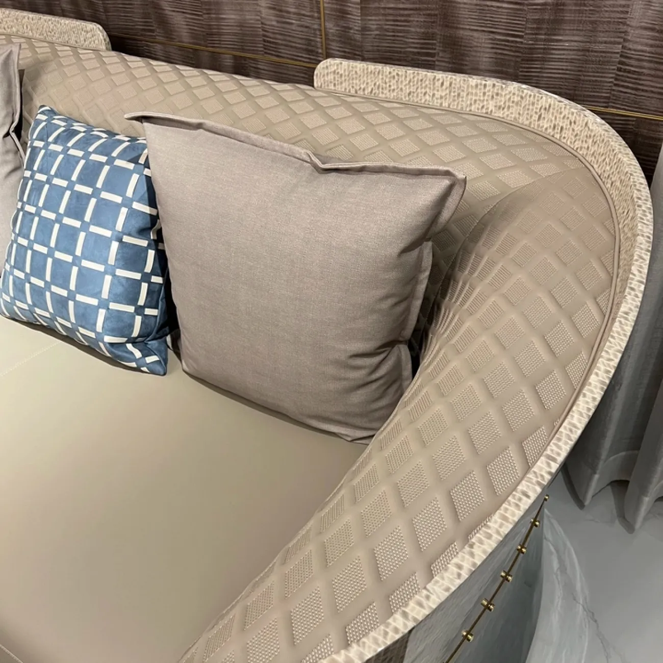 Роскошный диван Leonie от MIVICA из натуральной кожи и красного дерева DV38458-32