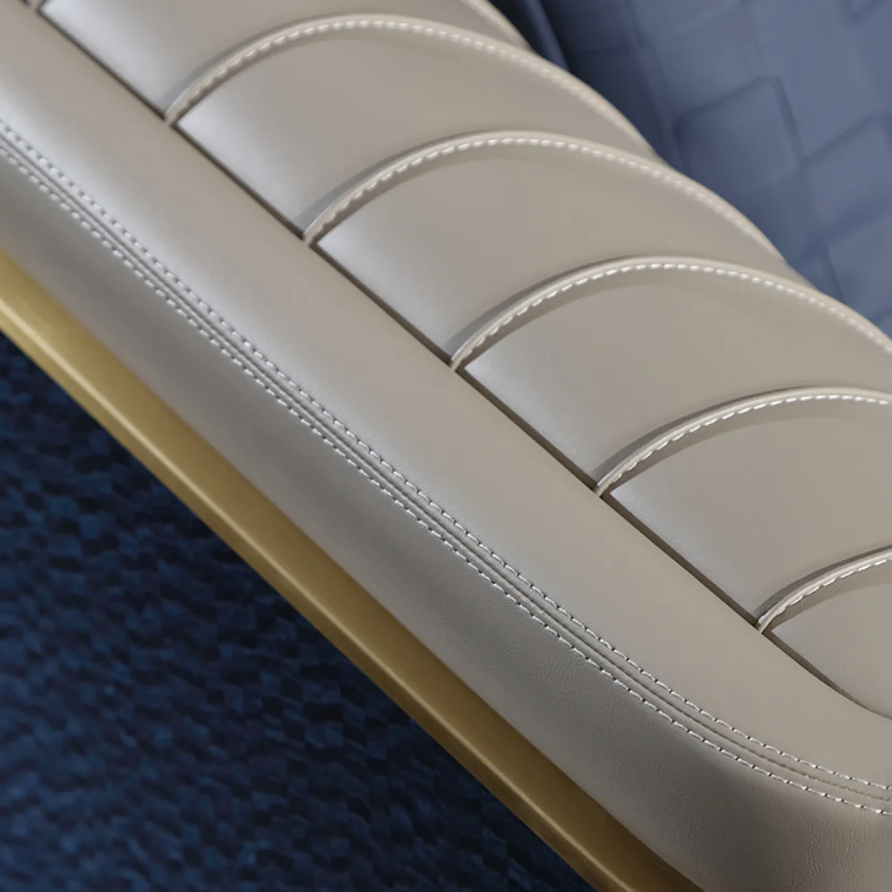 Роскошный диван Leonie от MIVICA из натуральной кожи и красного дерева DV38463-32 Роскошный диван Leonie от MIVICA из натуральной кожи и красного дерева DV38463-32