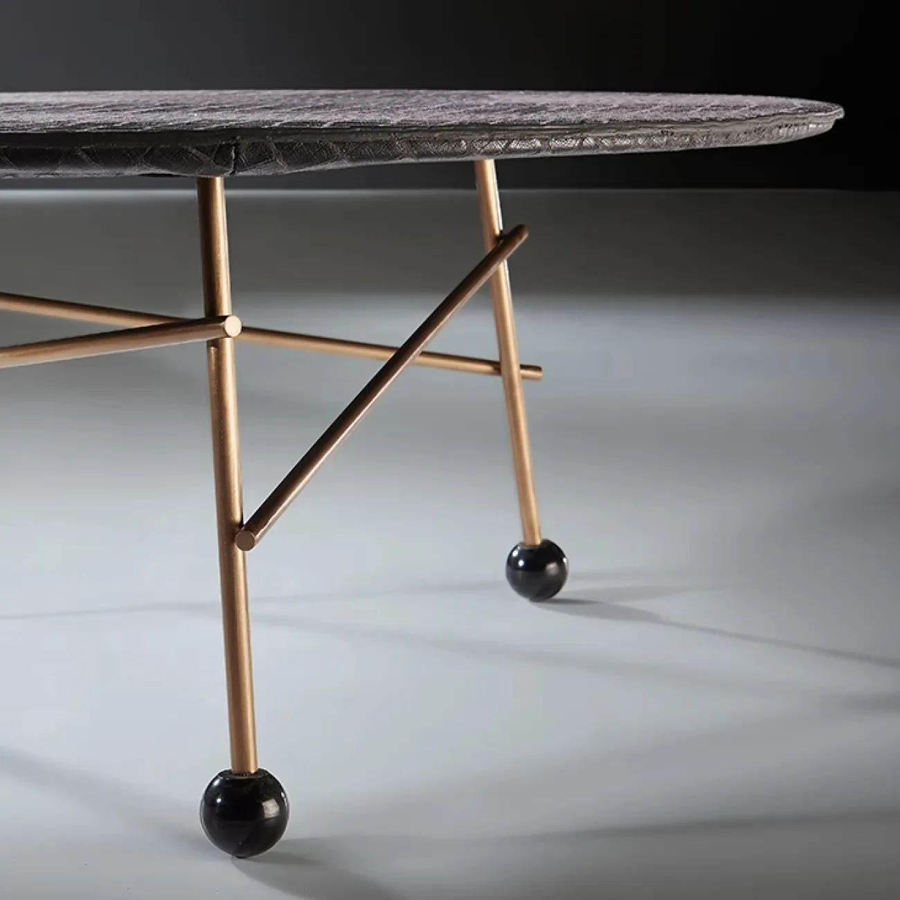 Стильный журнальный столик MIVICA столешница под кожу крокодила JS38468-32 Стильный журнальный столик MIVICA столешница под кожу крокодила JS38468-32