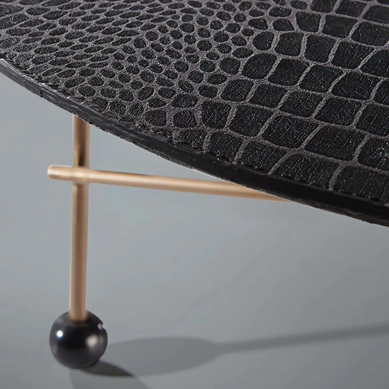 Стильный журнальный столик MIVICA столешница под кожу крокодила JS38468-32 Стильный журнальный столик MIVICA столешница под кожу крокодила JS38468-32