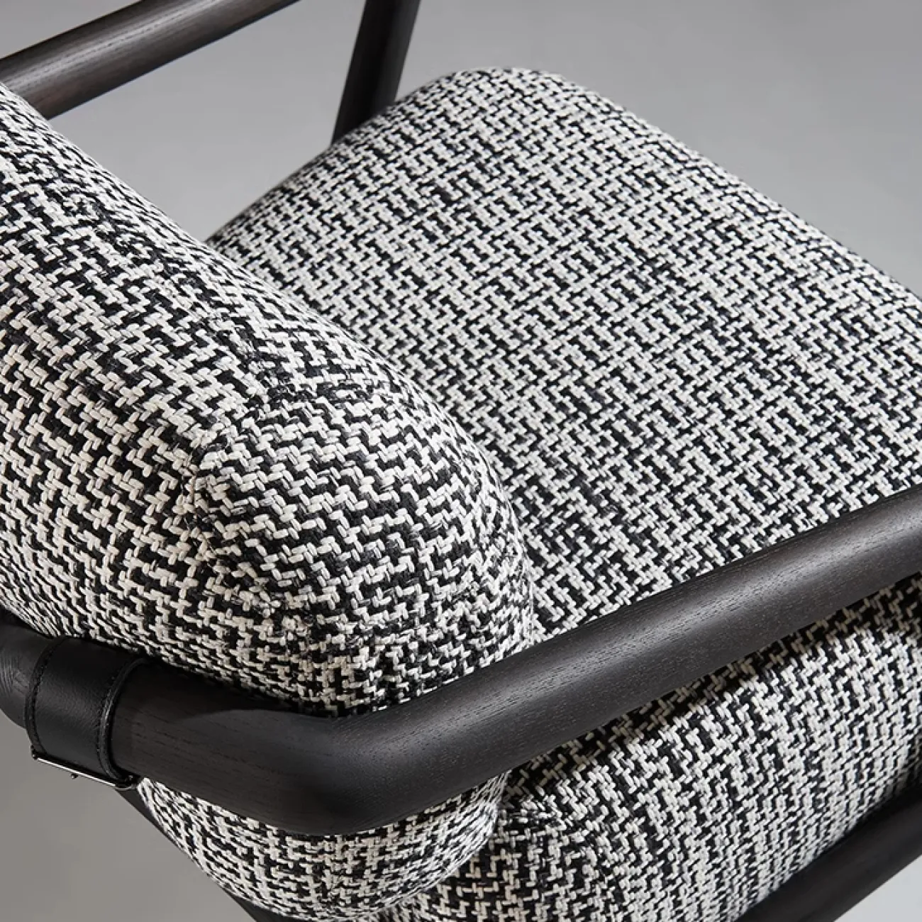 Комфортабельное текстильное кресло MIVICA из ясеня KR38471-32 Комфортабельное текстильное кресло MIVICA из ясеня KR38471-32