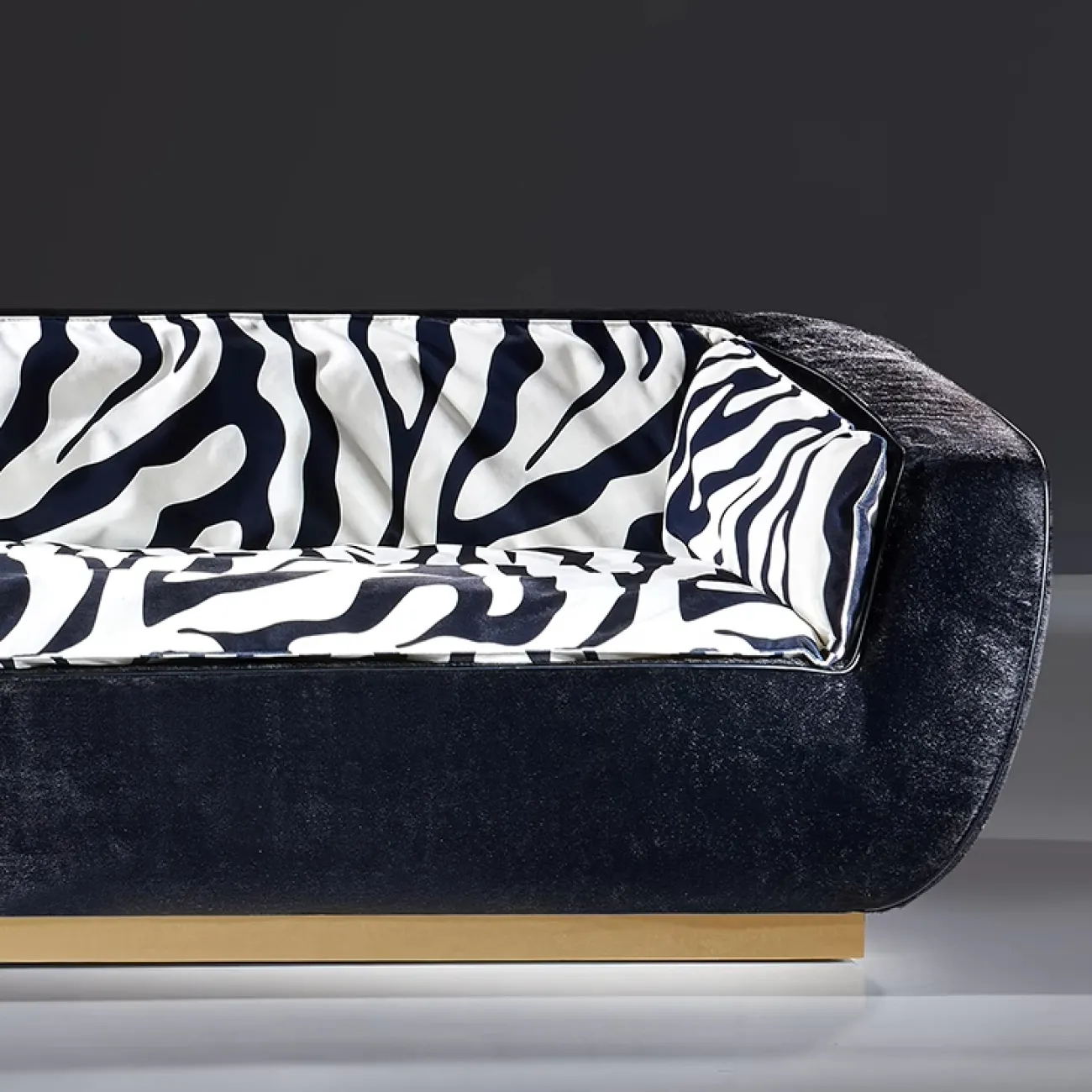 Комфортабельный диван MIVICA из плюша DV38478-32 Комфортабельный диван MIVICA из плюша DV38478-32