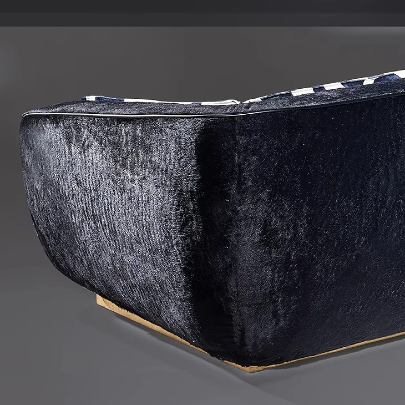 Комфортабельный диван MIVICA из плюша DV38478-32 Комфортабельный диван MIVICA из плюша DV38478-32