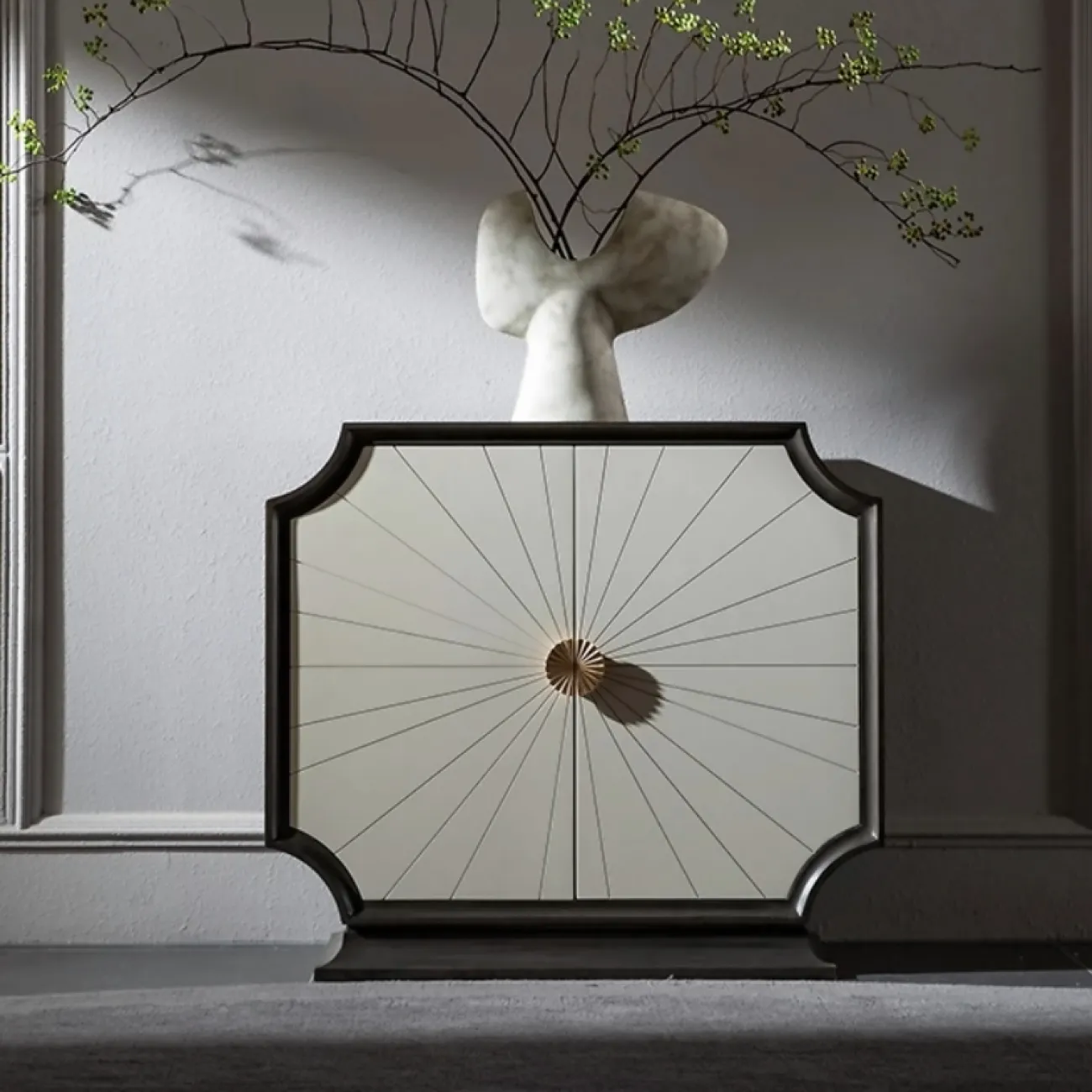 Элегантный комод MIVICA из дуба KD38503-32