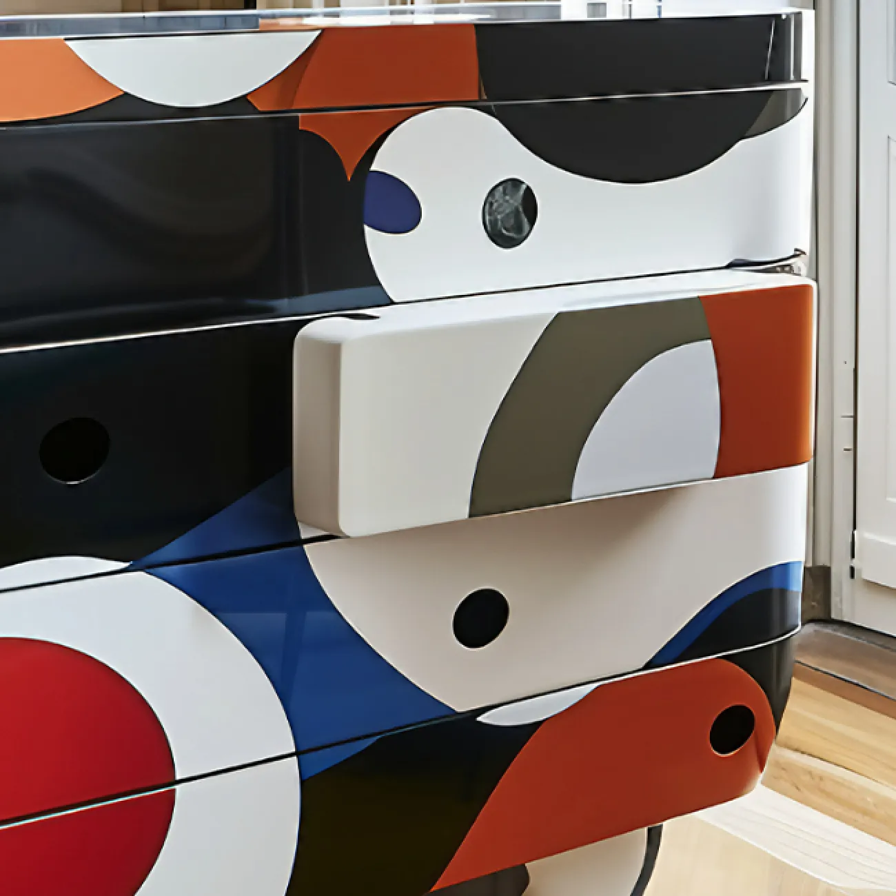 Яркий дизайнерский комод Love Creation от MIVICA из дерева с ручной росписью KD38592-32