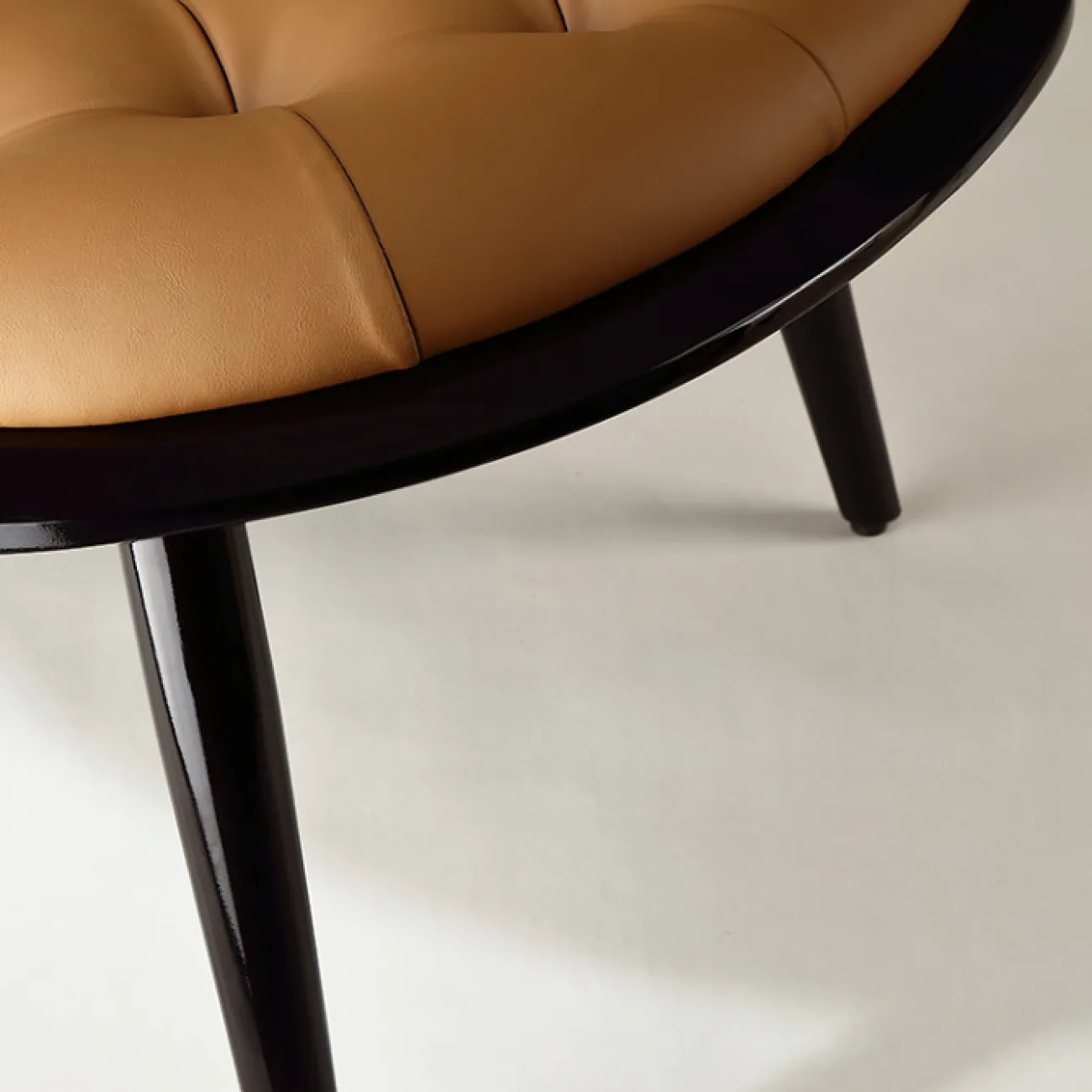 Роскошное кресло MIVICA из кожи и дерева KR38603-32