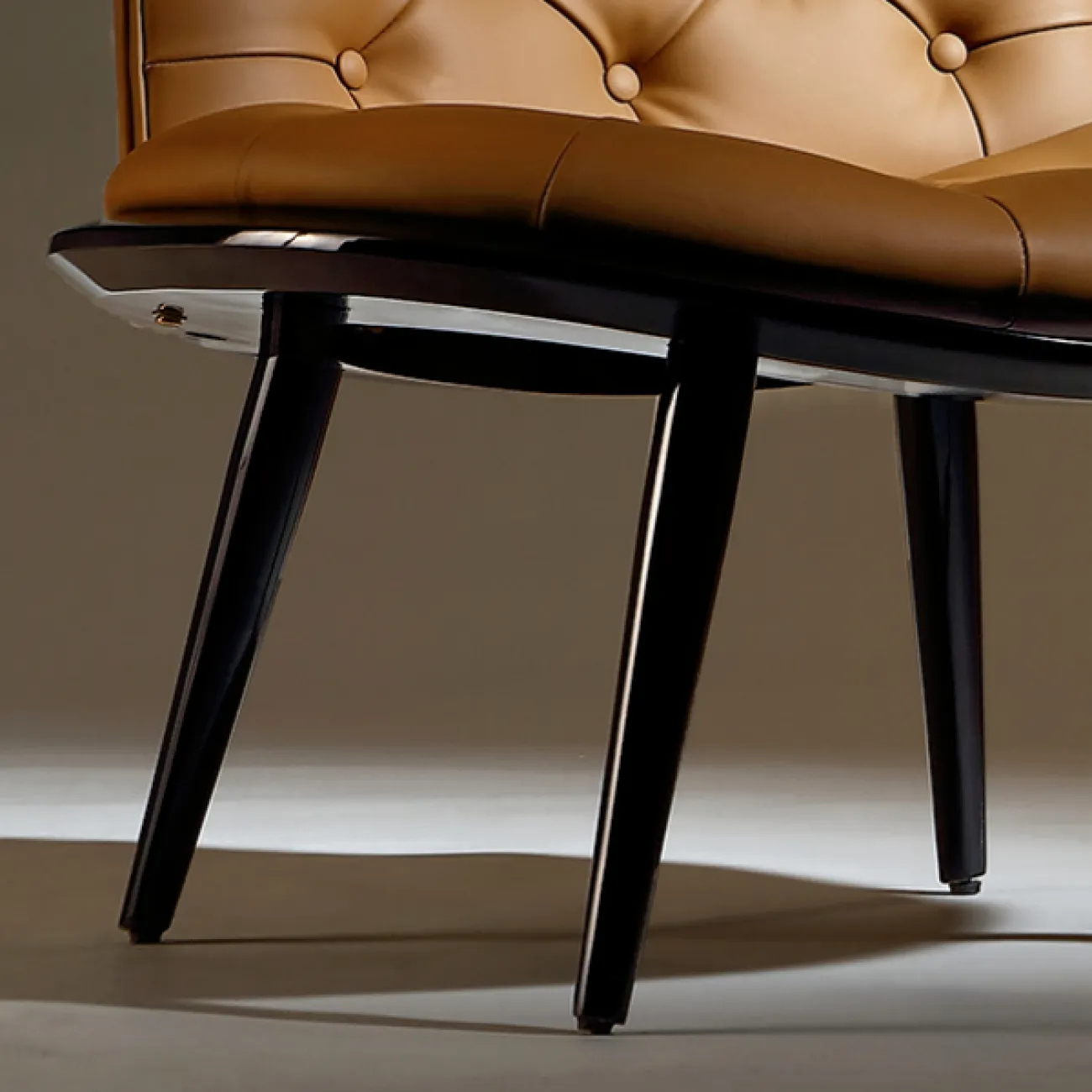 Роскошное кресло MIVICA из кожи и дерева KR38603-32