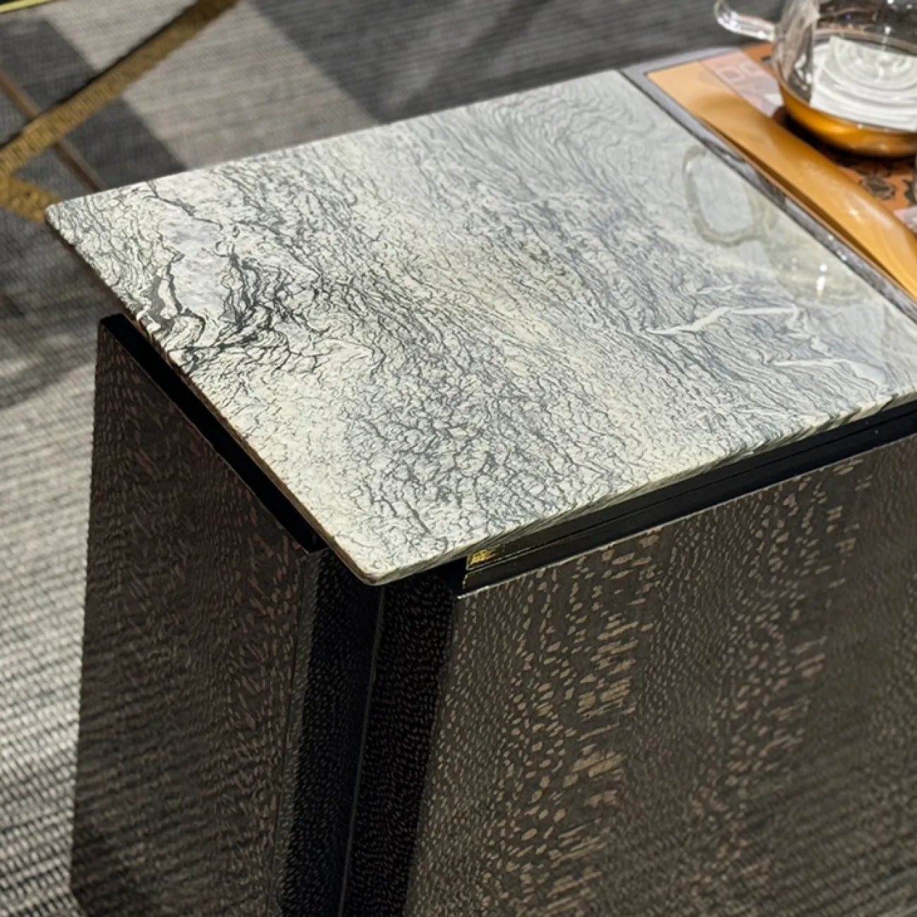 Небольшой чайный столик MIVICA из бука и мрамора CH38660-32 Небольшой чайный столик MIVICA из бука и мрамора CH38660-32