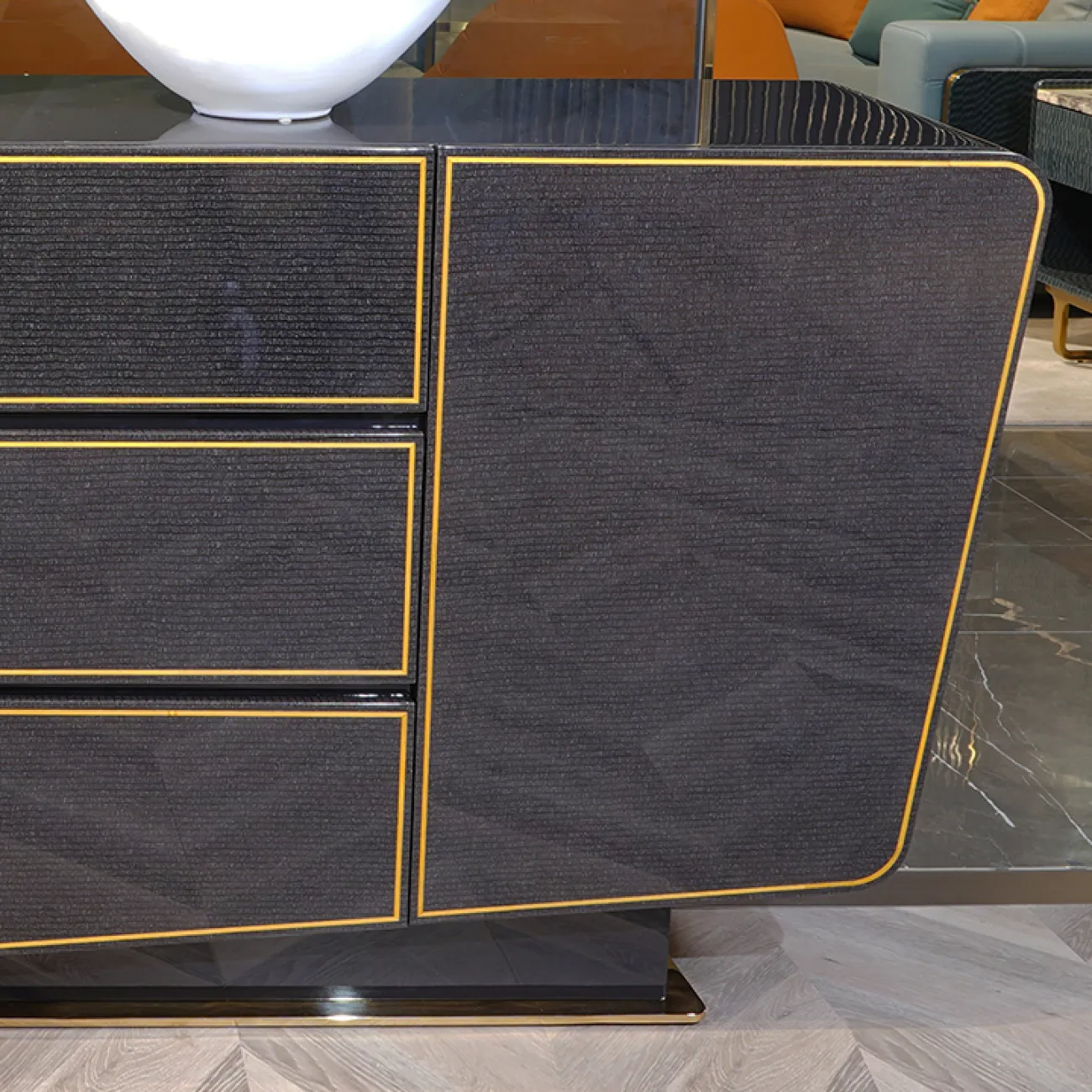 Элегантный комод MIVICA из дерева и разнофактурного шпона KD38663-32