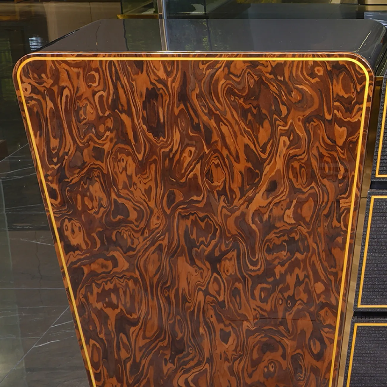 Элегантный комод MIVICA из дерева и разнофактурного шпона KD38663-32