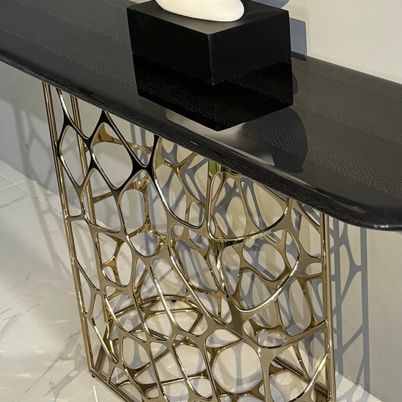 Ажурный пристенный столик MIVICA из дерева ST38688-32