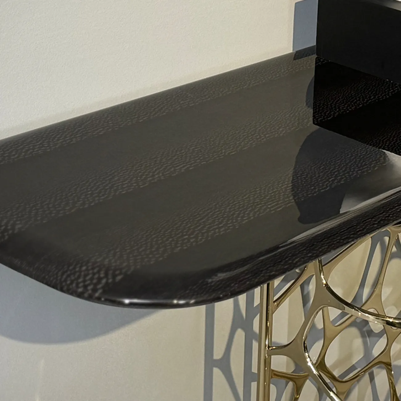 Ажурный пристенный столик MIVICA из дерева ST38688-32