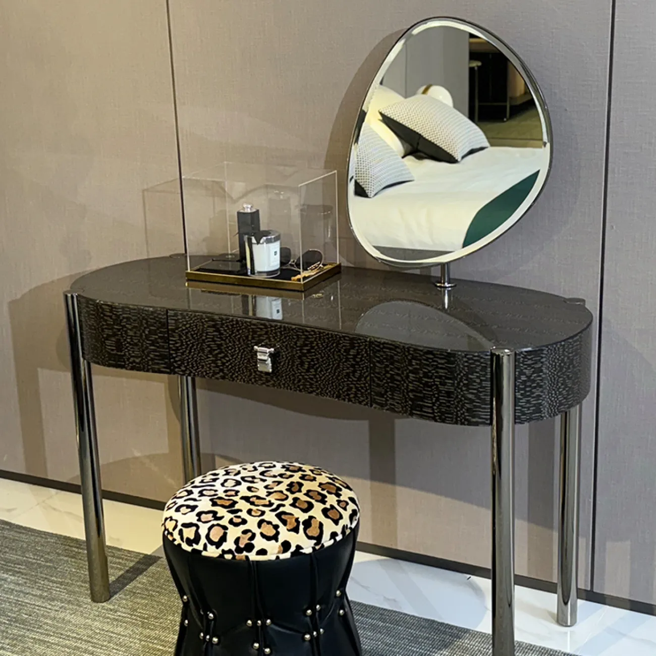 Элегантный туалетный столик с зеркалом MIVICA из бука TS38699-32 Элегантный туалетный столик с зеркалом MIVICA из бука TS38699-32