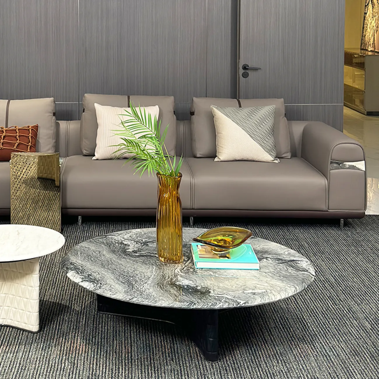 Просторный угловой диван MIVICA из бука и воловьей кожи DV38708-32 Просторный угловой диван MIVICA из бука и воловьей кожи DV38708-32