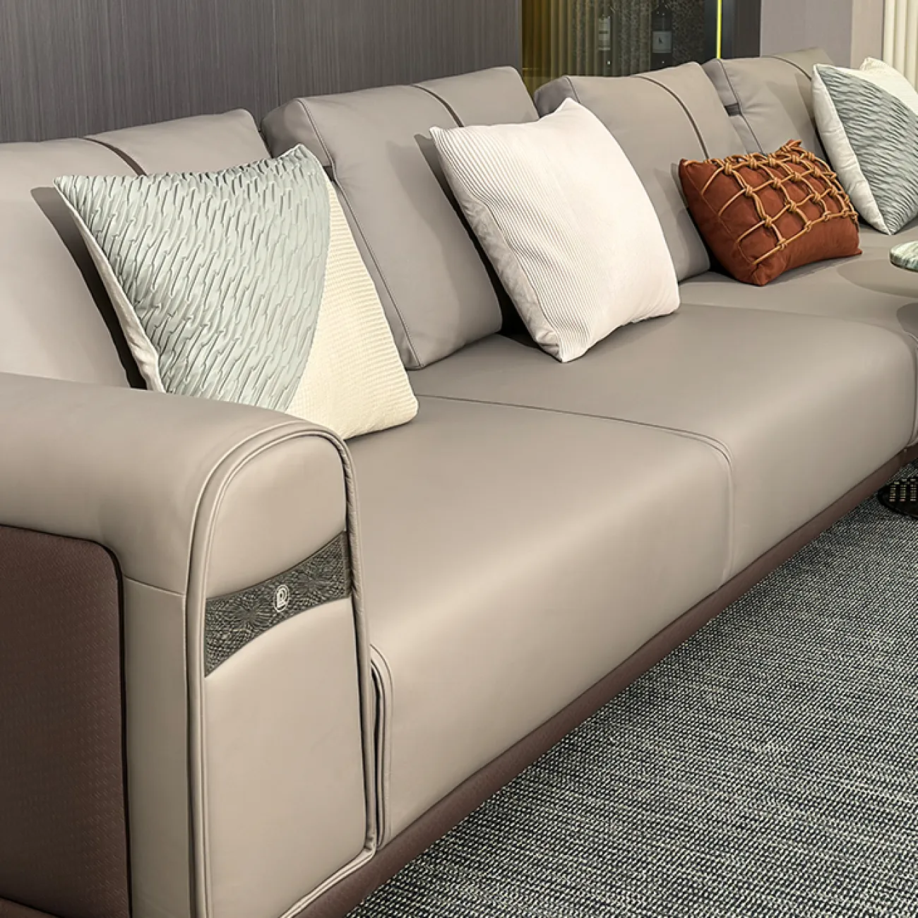 Просторный угловой диван MIVICA из бука и воловьей кожи DV38708-32 Просторный угловой диван MIVICA из бука и воловьей кожи DV38708-32