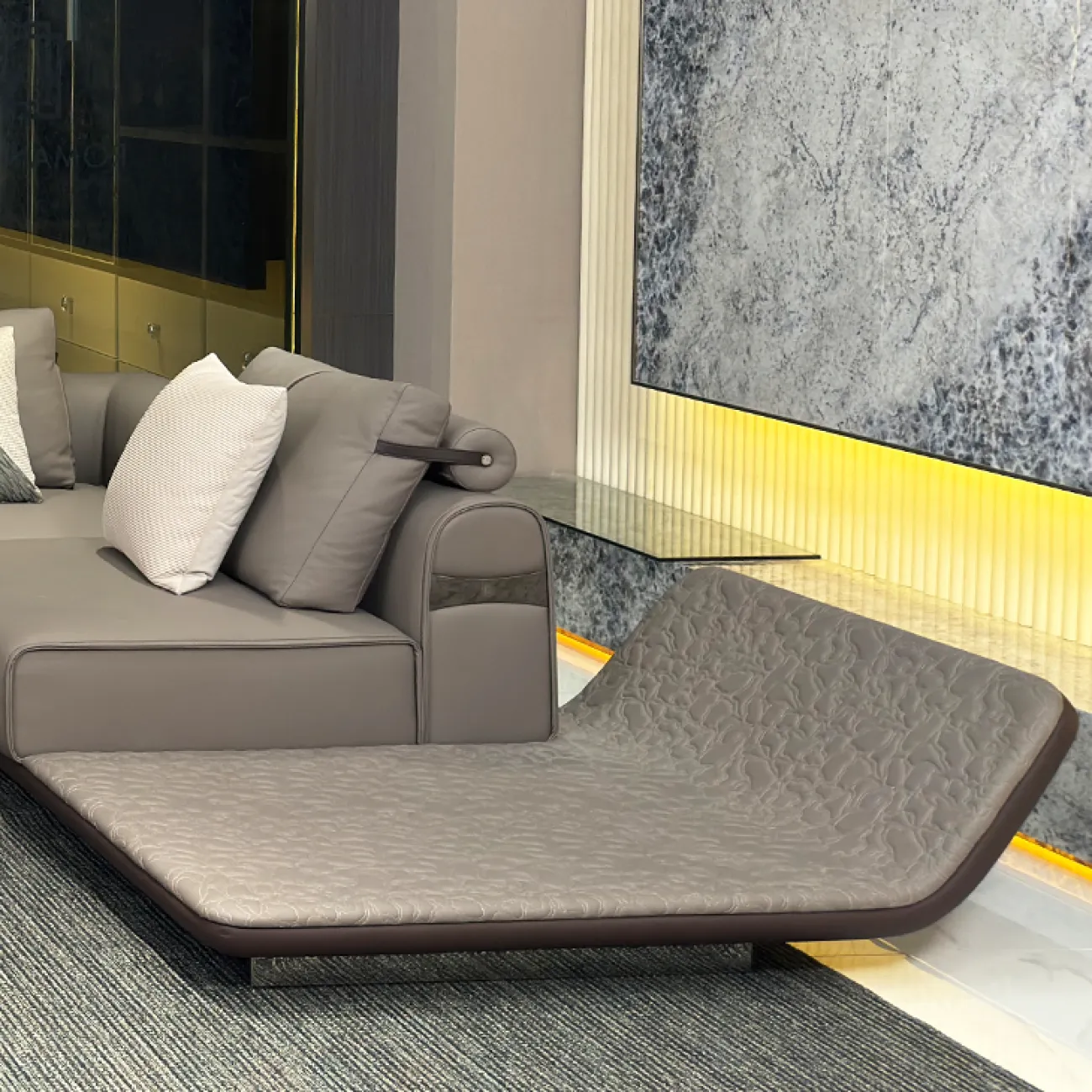 Просторный угловой диван MIVICA из бука и воловьей кожи DV38708-32 Просторный угловой диван MIVICA из бука и воловьей кожи DV38708-32