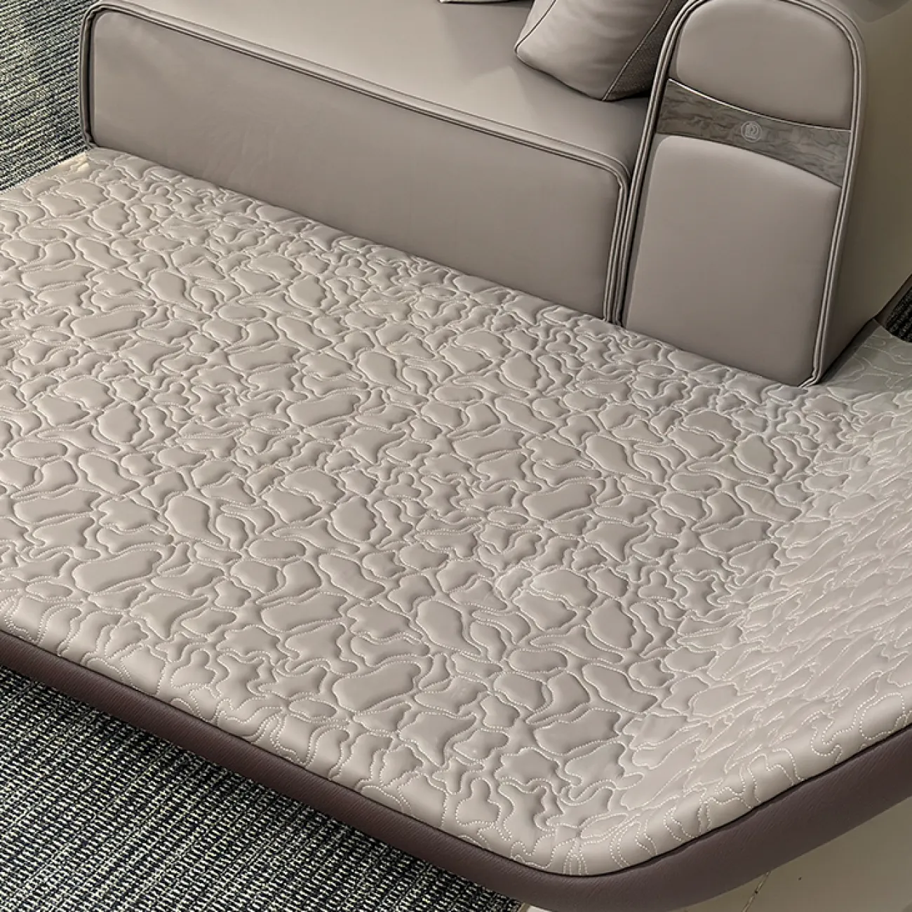 Просторный угловой диван MIVICA из бука и воловьей кожи DV38708-32 Просторный угловой диван MIVICA из бука и воловьей кожи DV38708-32