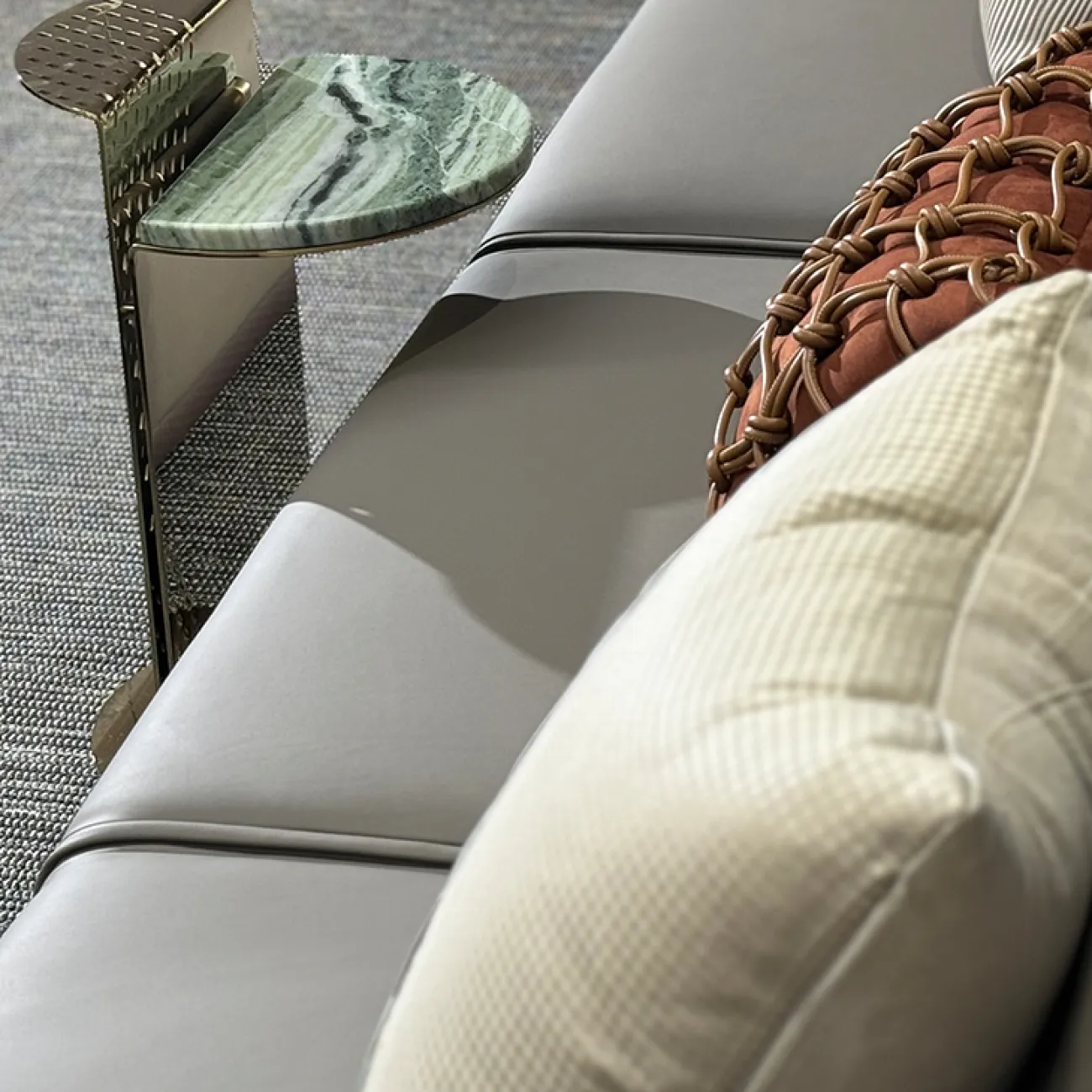 Просторный угловой диван MIVICA из бука и воловьей кожи DV38708-32 Просторный угловой диван MIVICA из бука и воловьей кожи DV38708-32