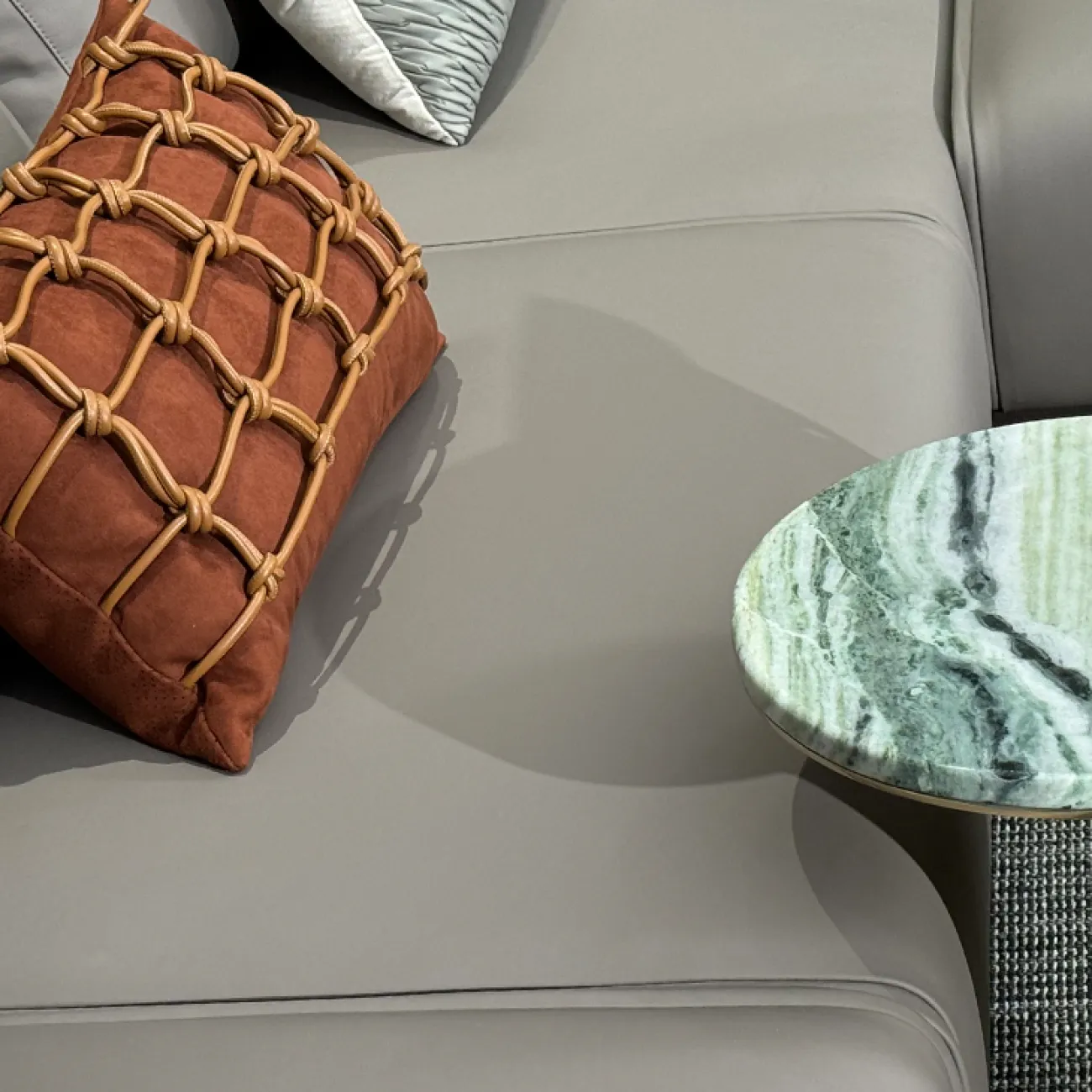 Просторный угловой диван MIVICA из бука и воловьей кожи DV38708-32 Просторный угловой диван MIVICA из бука и воловьей кожи DV38708-32