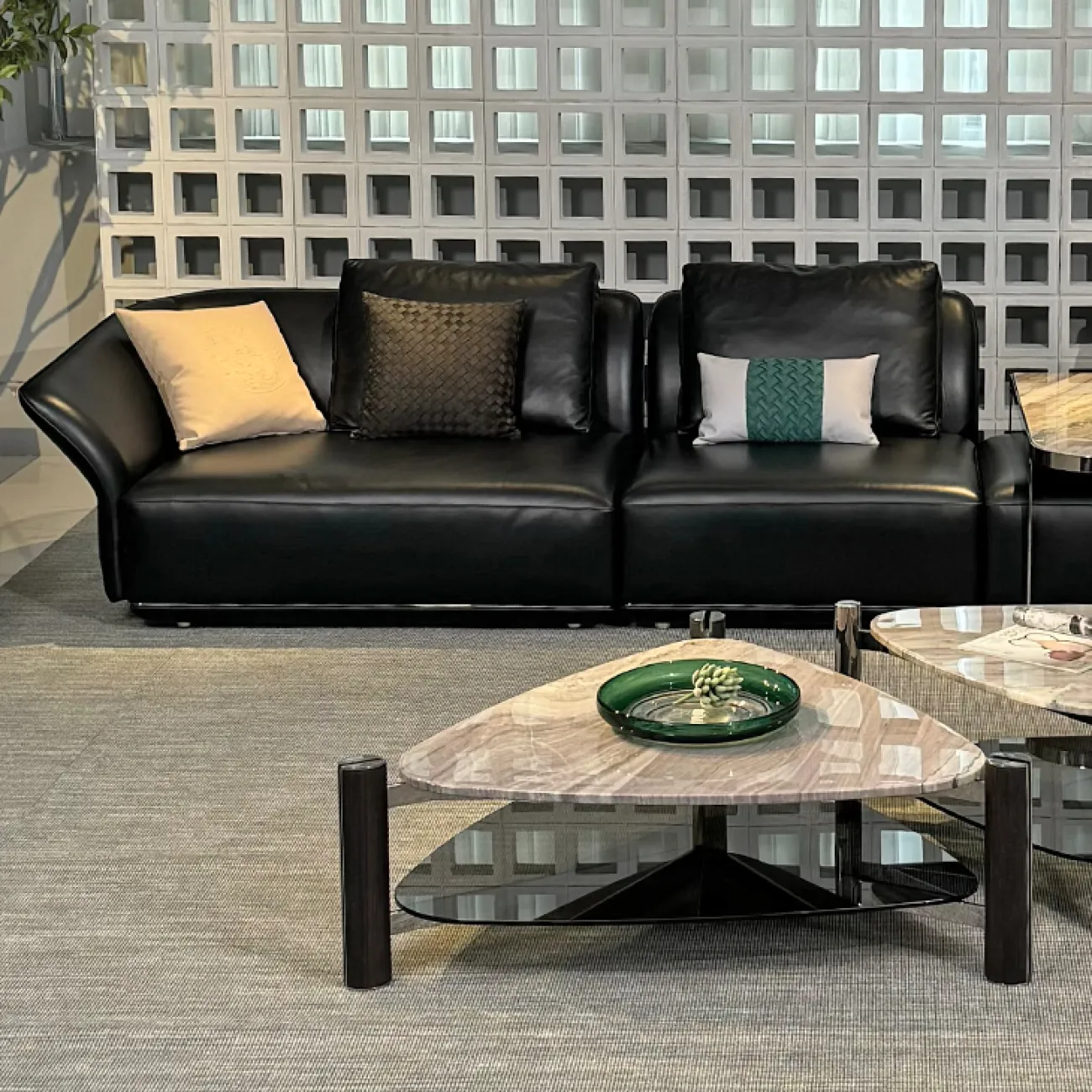 Треугольный журнальный столик MIVICA с мраморной столешницей JS38714-32 Треугольный журнальный столик MIVICA с мраморной столешницей JS38714-32