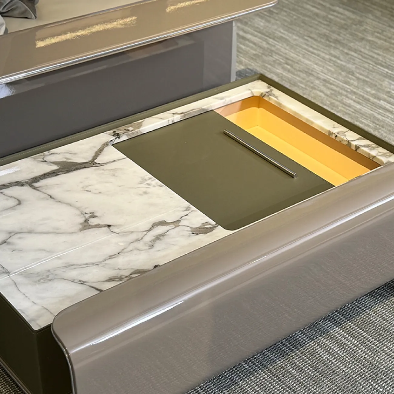 Просторный угловой диван MIVICA из бука и натуральной кожи DV38716-32