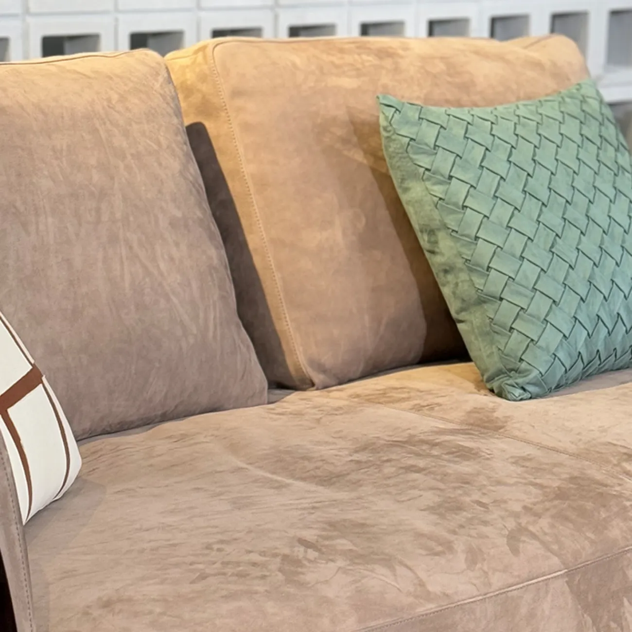 Просторный угловой диван MIVICA из бука и матовой кожи DV38720-32