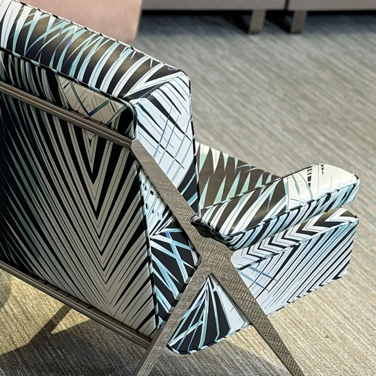 Комфортабельное кресло MIVICA из бука и кожи KR38722-32