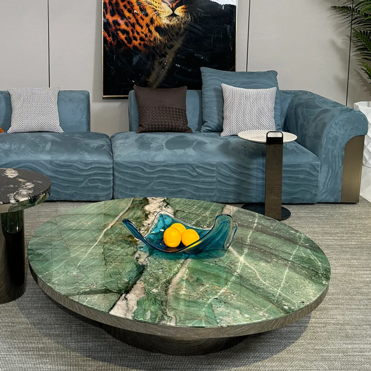 Роскошный изогнутый диван MIVICA из матовой фланели DV38727-32 Роскошный изогнутый диван MIVICA из матовой фланели DV38727-32