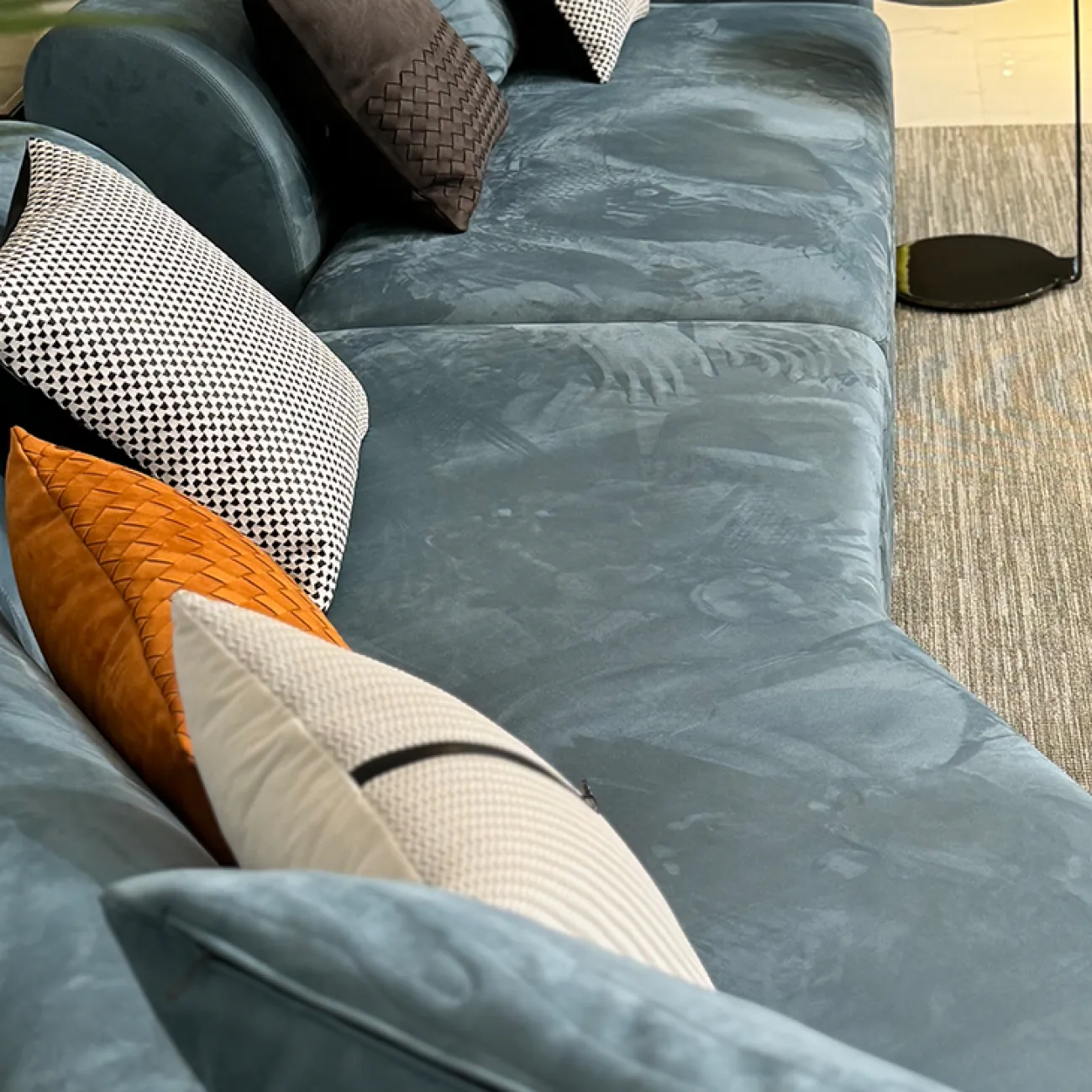 Роскошный изогнутый диван MIVICA из матовой фланели DV38727-32 Роскошный изогнутый диван MIVICA из матовой фланели DV38727-32