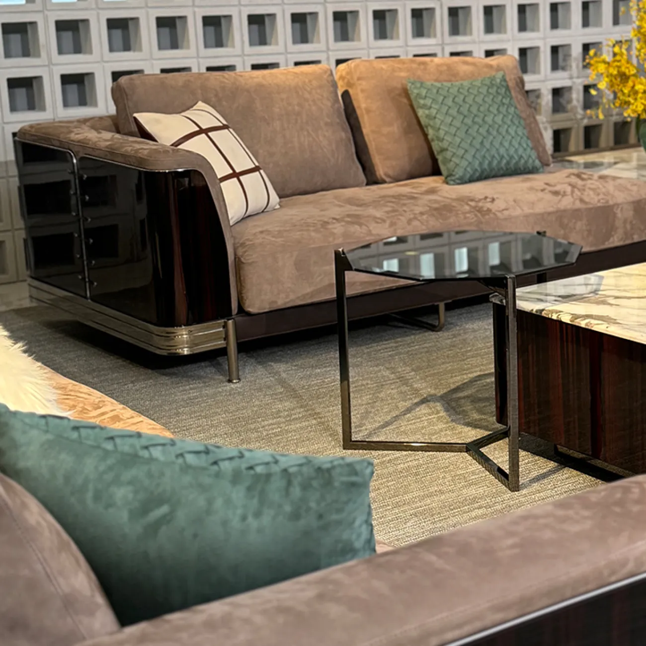 Большой угловой диван MIVICA из бука и матовой кожи DV38731-32