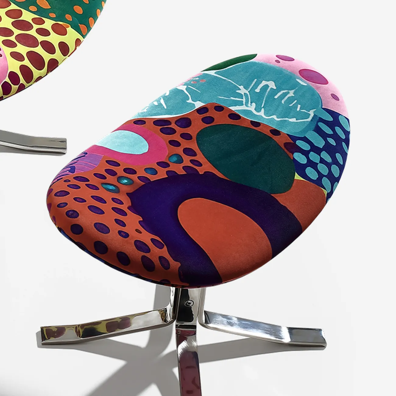 Яркое кресло "Граффити" MIVICA с подставкой под ноги KR38733-32