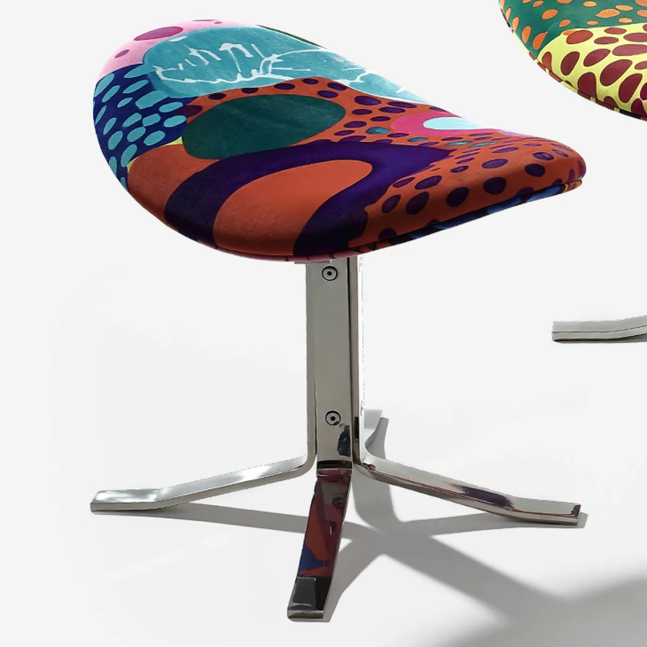 Яркое кресло "Граффити" MIVICA с подставкой под ноги KR38733-32