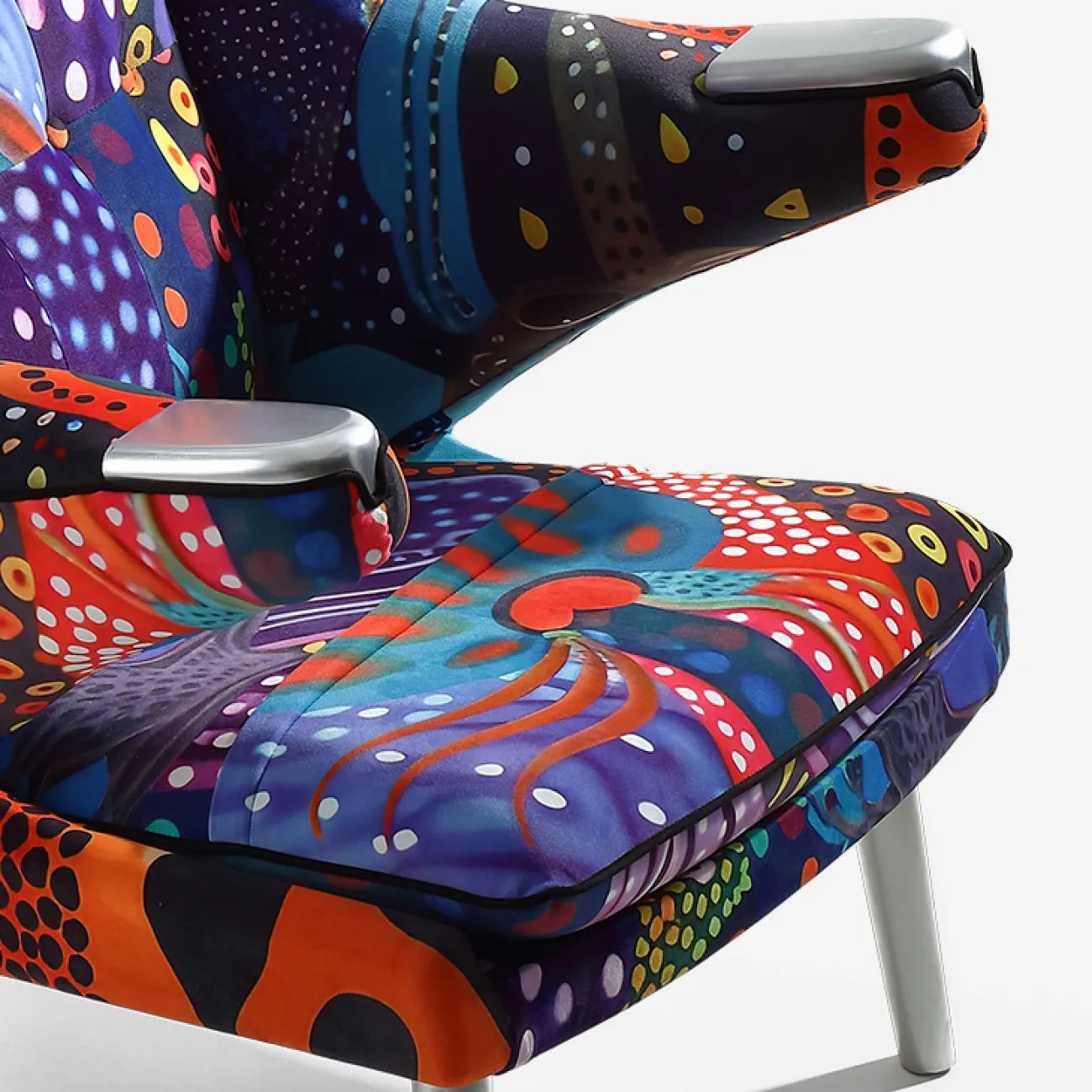 Комфортабельное кресло "Граффити" MIVICA с ярким принтом KR38737-32