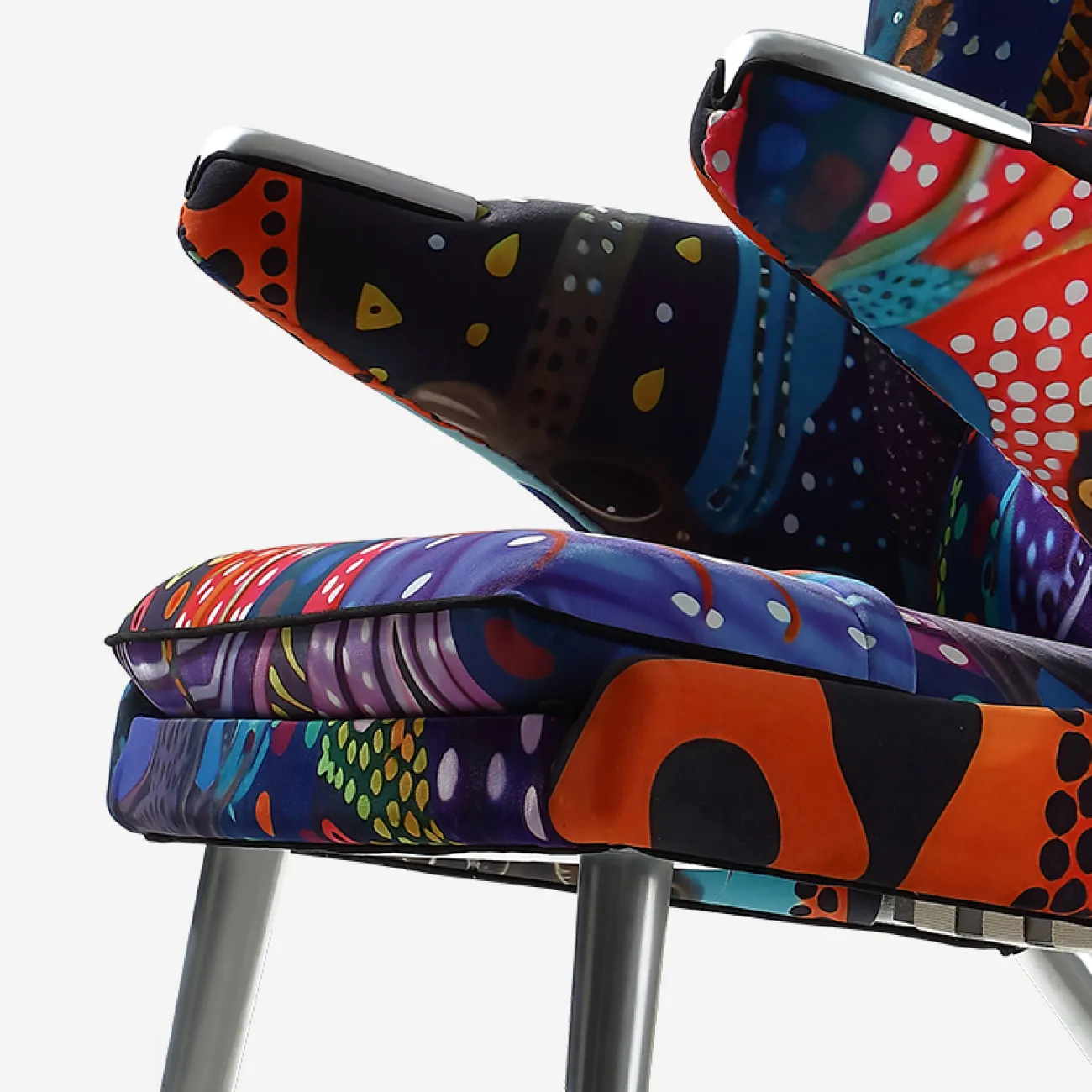 Комфортабельное кресло "Граффити" MIVICA с ярким принтом KR38737-32