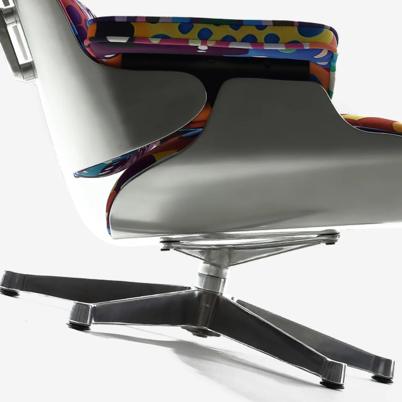 Яркое кресло "Граффити" MIVICA с подставкой под ноги KR38738-32