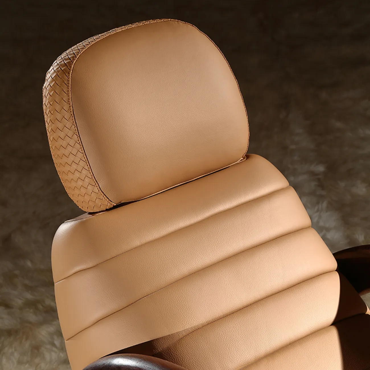 Роскошное кресло-качалка MIVICA из дерева и кожи KR38745-32